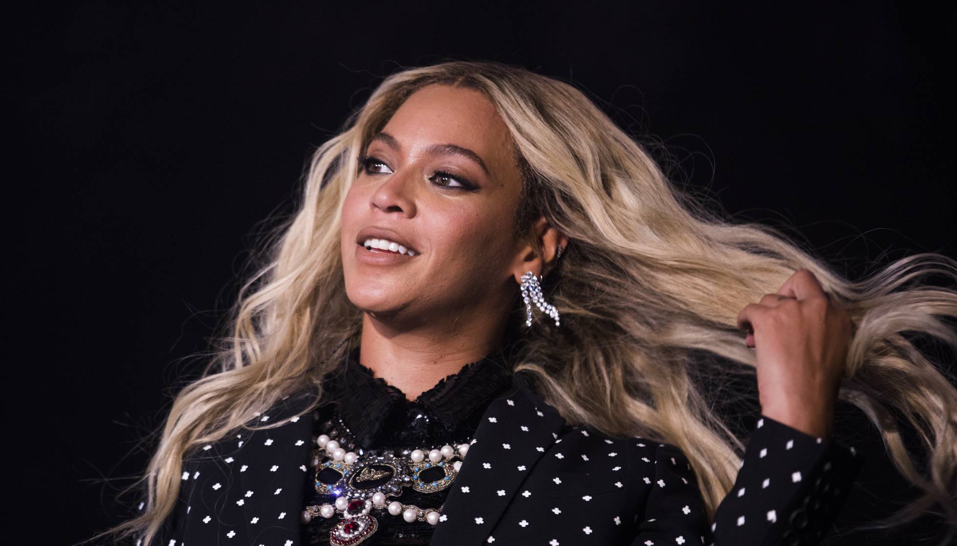 Beyonce waving hair